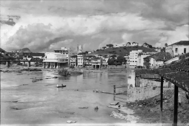 Foto 45: Vista do bloco de Itabira, vendo-se o rio e a cidade de Cachoeiro de Itapemirim. Vários aspectos tirados: Ponte Governador Bley - Rua Lafaiete Bernardes (ES)