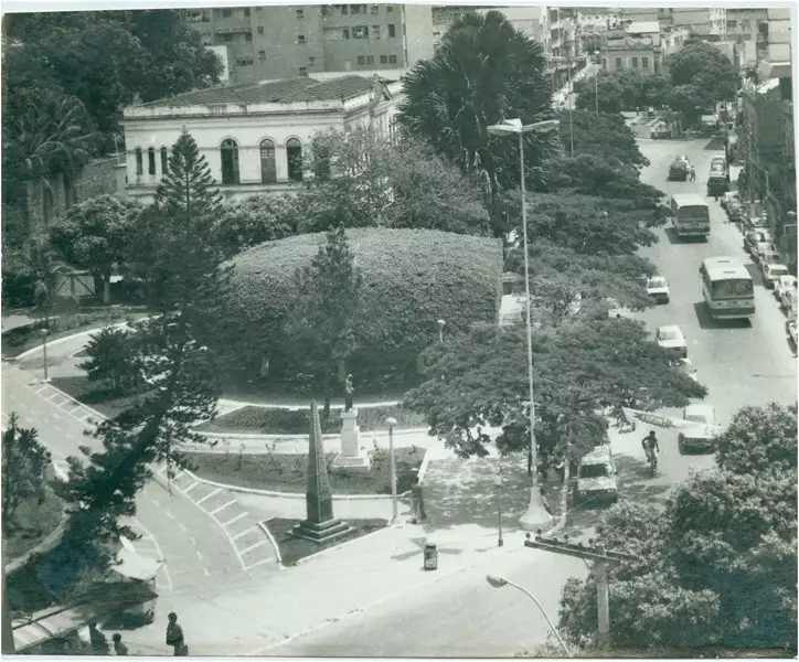 Foto 61: Praça Jerônimo Monteiro : [Monumento em Homenagem aos Ex-Combatentes da 2ª Guerra Mundial : vista panorâmica da cidade] : Cachoeiro de Itapemirim, ES