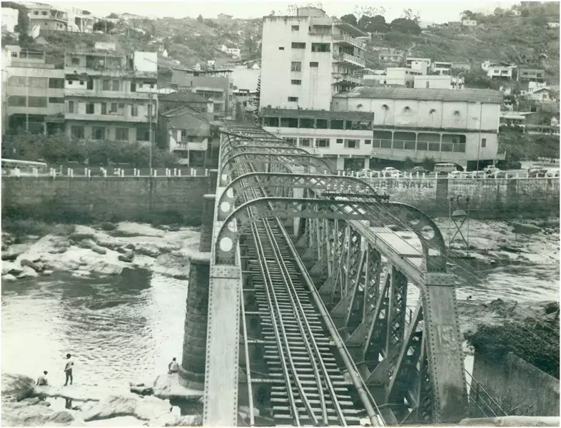 Foto 86: Ponte de Ferro : Rio Itapemirim : [vista panorâmica da cidade] : Cachoeiro do Itapemirim, ES