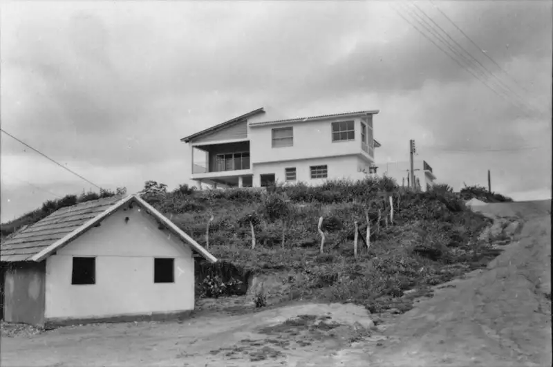 Foto 1: Residências arquitetônicas na cidade de Guarapari (ES)