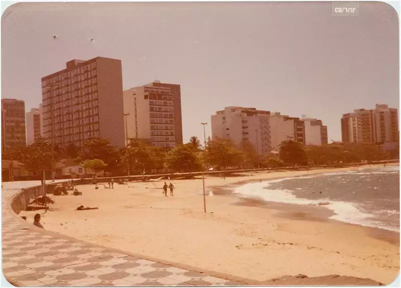 Foto 13: Praia de Castanheiras : vista parcial da cidade : Guarapari, ES