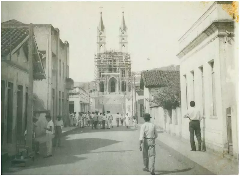 Foto 1: Rua Cel. Antonio M. Barbosa : Igreja Matriz de Nossa Senhora Medianeira : Itaguaçu, ES