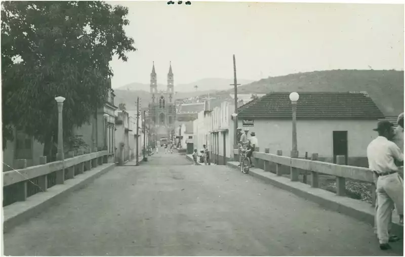 Foto 23: Rua Cel. Antonio M. Barbosa : Igreja Matriz de Nossa Senhora Medianeira : Itaguaçu, ES
