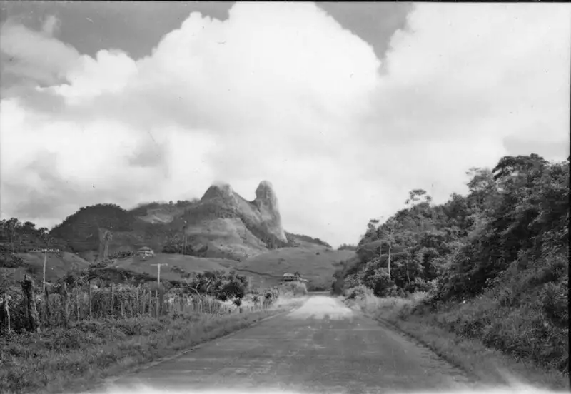 Foto 9: Dois pontões: Morro do Frade e da Freira. M. Rio Novo do Sul (ES)
