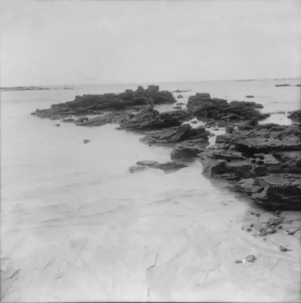 Foto 35: Entre Nova Almeida e Sta. Cruz, aspecto da praia onde se pode observar concreções lateríticas (ES)