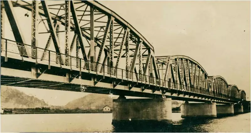 Foto 37: Ponte Florentino Avidos : [Rio Santa Maria da Vitória] : Vitória, ES