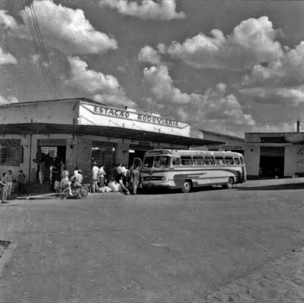 Foto 100: Estação rodoviária de Anápolis vendo-se o ônibus que faz o trajeto de Anápolis/Brasília (GO)