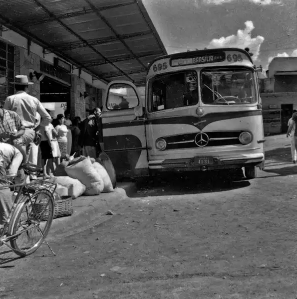 Foto 101: Estação rodoviária de Anápolis vendo-se o ônibus que faz o trajeto de Anápolis/Brasília (GO)