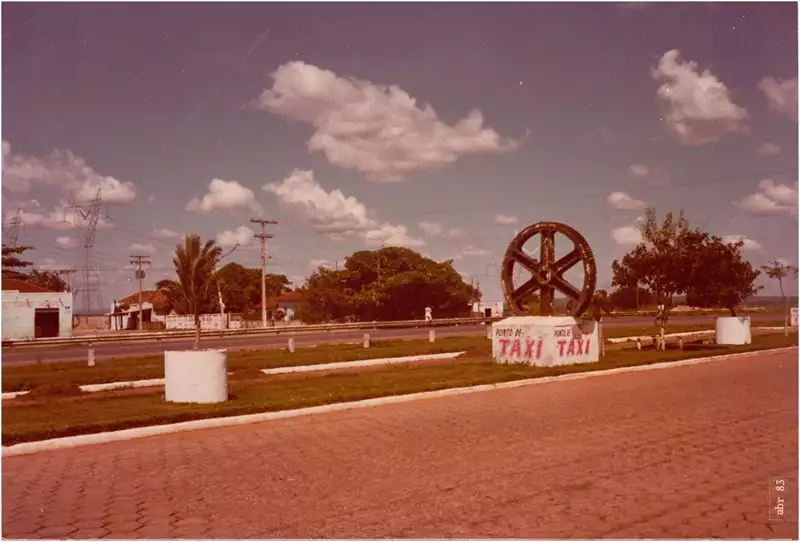 Foto 2: Monumento à Indústria : Aparecida de Goiânia, GO