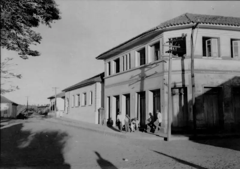 Foto 8: Casas na Praça Senhor dos Passos : Município de Carmópolis de Minas
