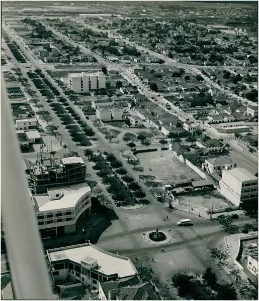 Foto 41: Vista aérea da cidade : Avenida Goiás : Praça [Attilio Corrêa Lima] : Goiânia, GO