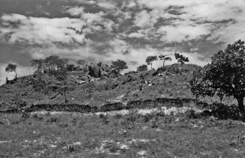 Foto 131: Afloramento de granito na Serra Dourada : Município de Goiânia