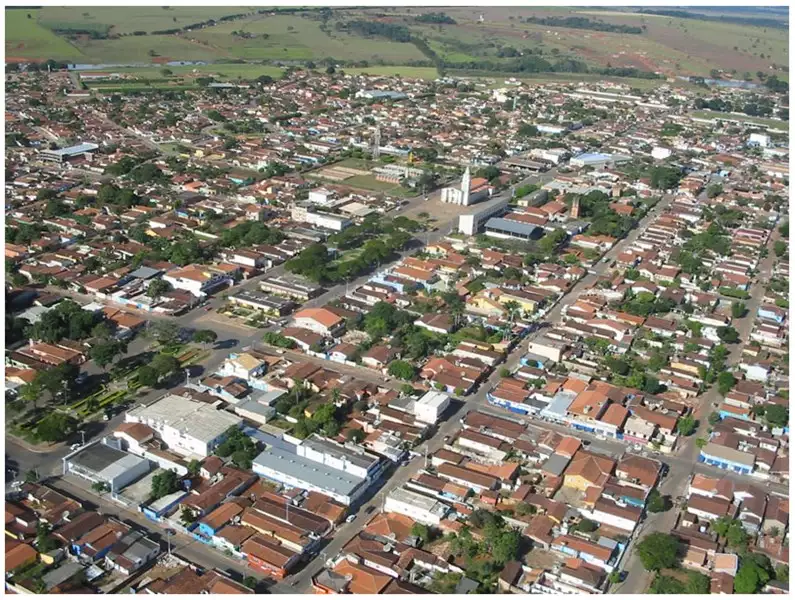 Foto 6: [Vista aérea da cidade : Praça Balduíno Caldas : Igreja de São Sebastião] : Itaberaí, GO