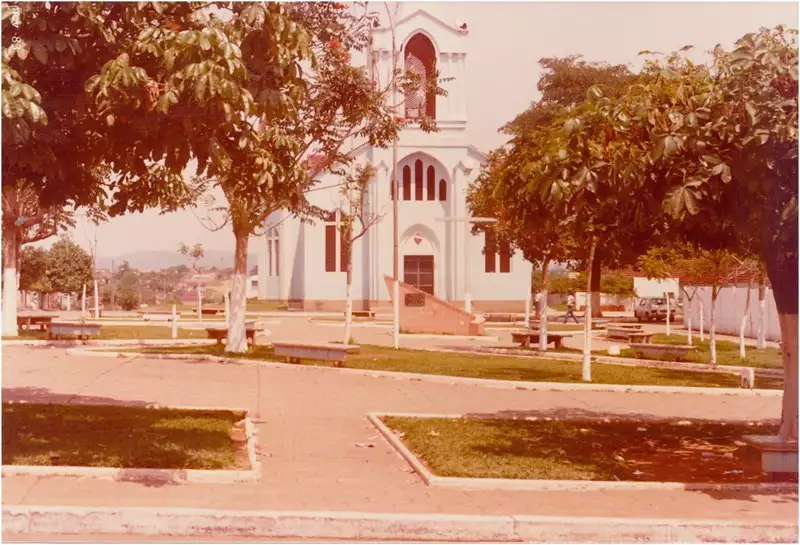 Foto 9: [Praça] : Igreja Matriz Imaculado Coração de Maria : Itapaci, GO