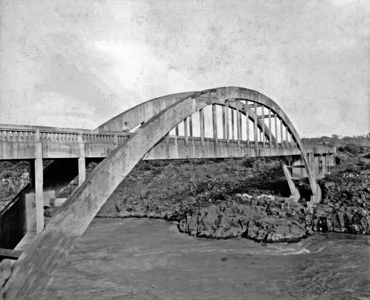 Foto 3: Ponte da estrada São Paulo-Cuiabá, sobre o canal São Simão (GO)