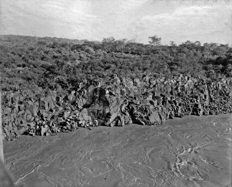 Foto 4: Detalhe do basalto do paredão do canal São Simão (GO)
