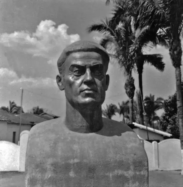 Foto 1: Busto de Bernardo Sayão : Uruaçu (GO)