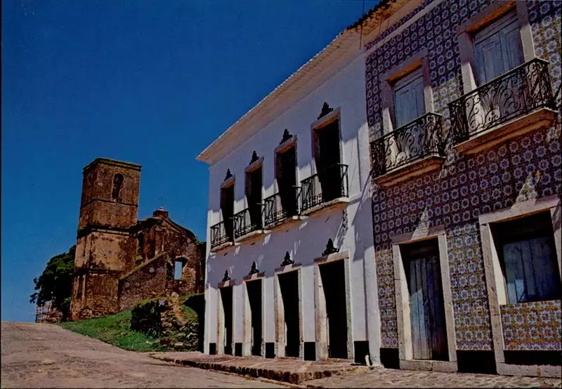 Foto 23: Casarões coloniais : ruínas da Igreja Matriz de São Matias : Alcântara, MA
