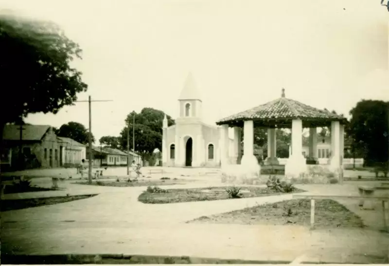Foto 1: Praça da matriz : Igreja Matriz de Nossa Senhora da Conceição : Barreirinhas, MA