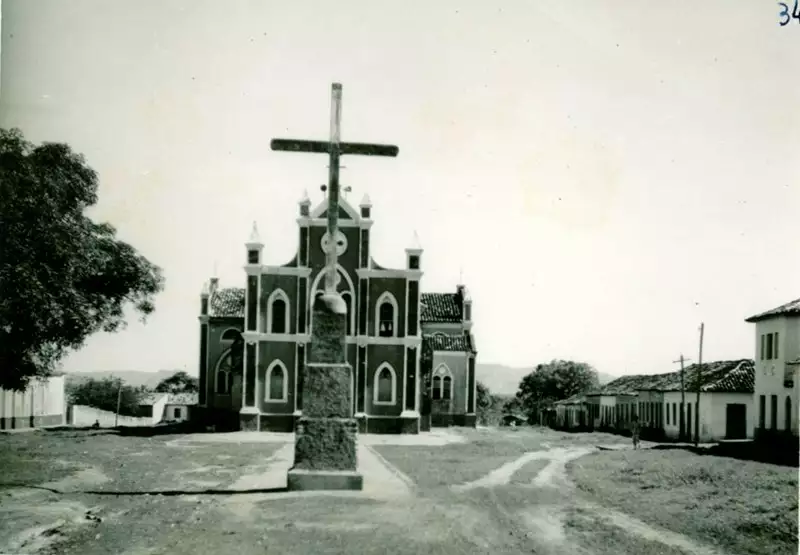 Foto 20: Cruzeiro : Igreja Matriz de São Pedro de Alcântara : Carolina, MA