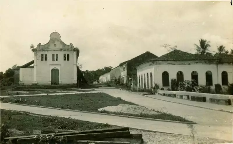 Foto 2: Praça Presidente Dutra : Igreja Matriz de Nossa Senhora da Conceição : Icatu, MA