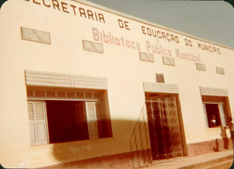 Foto 6: Secretaria de Educação do Município : biblioteca pública municipal : Loreto, MA