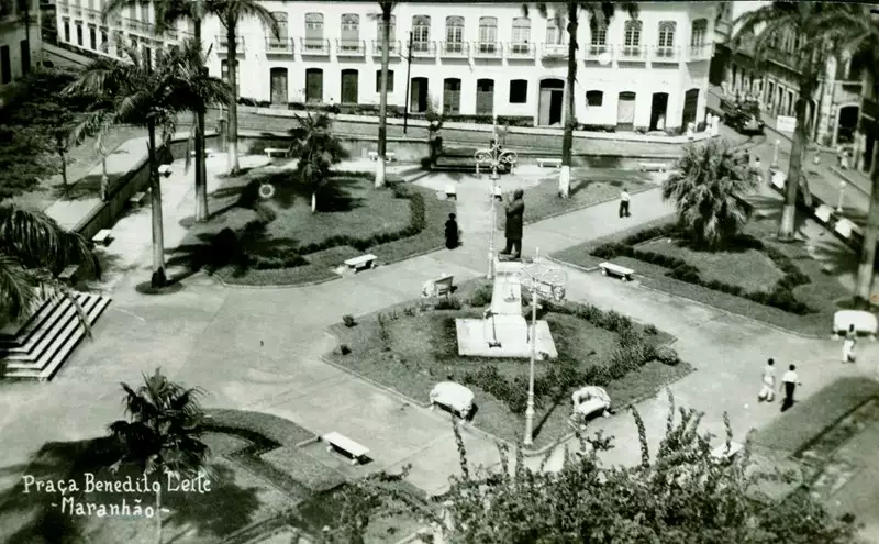 Foto 33: Praça Benedito Leite : [Estátua de Benedito Leite] : São Luís, MA