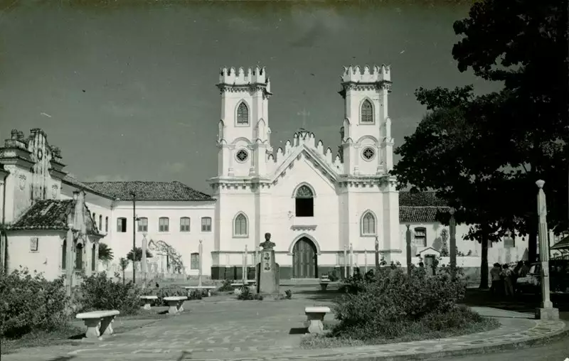 Foto 129: [Praça Antônio Lobo : Busto de Antônio Lobo : Convento, Igreja e Seminário de Santo Antônio] : São Luís, MA
