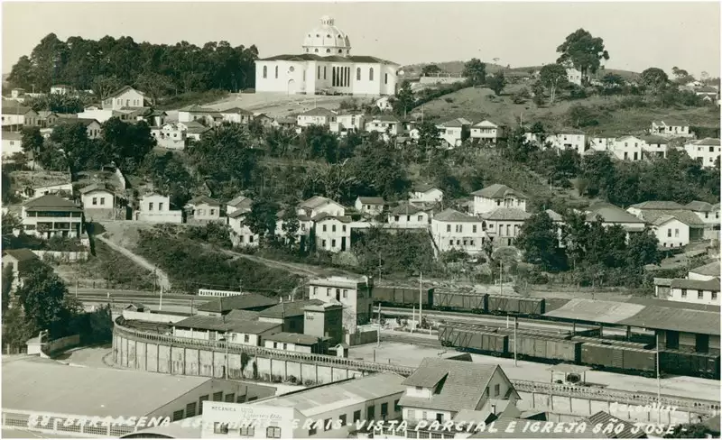 Foto 17: [Vista panorâmica da cidade : Estação Ferroviária de Barbacena : Basílica de São José Operário] : Barbacena, MG
