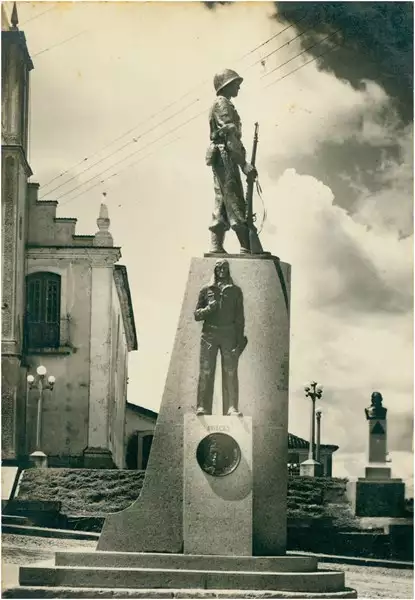 Foto 45: Monumento aos Expedicionários : [Praça Dom Silvério] : Barbacena, MG
