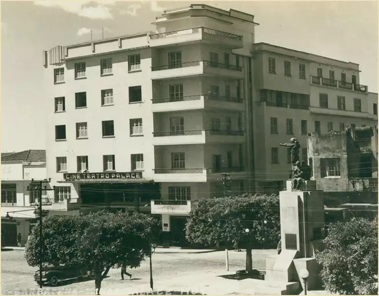 Foto 48: [Praça dos Andradas : monumento] : Cine-Teatro Palace : Barbacena, MG