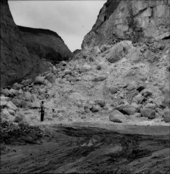 Foto 2: Afloramento de quartzo da Serra de Bicas : Município de Bicas
