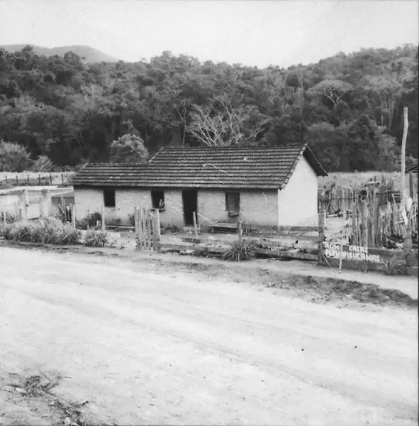 Foto 2: Casas de colonos na fazenda Caruso da Cachoeira (MG)