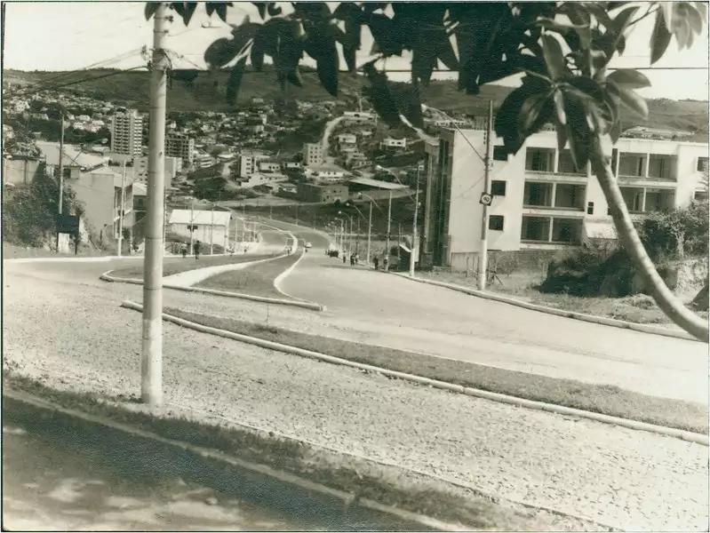 Foto 36: Avenida Professor Manoel Martins : [vista panorâmica da cidade] : Conselheiro Lafaiete, MG