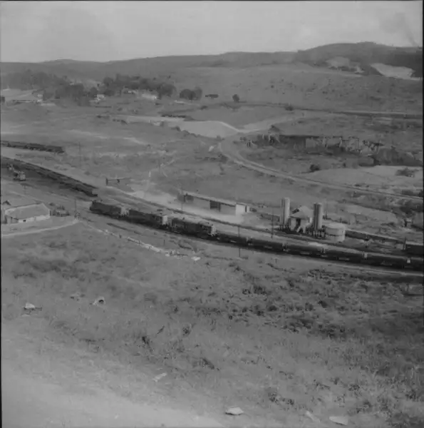 Foto 46: Trem carregado com minério de ferro em Conselheiro Lafaiete (MG)