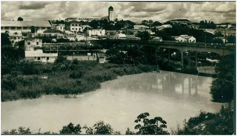 Foto 43: Rio Itapecerica : Viaduto Benedito Valadares : [vista panorâmica da cidade] : Divinópolis, MG