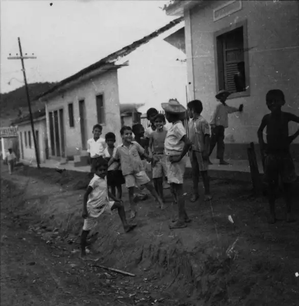 Foto 2: Crianças brincando em Dona Euzébia (MG)