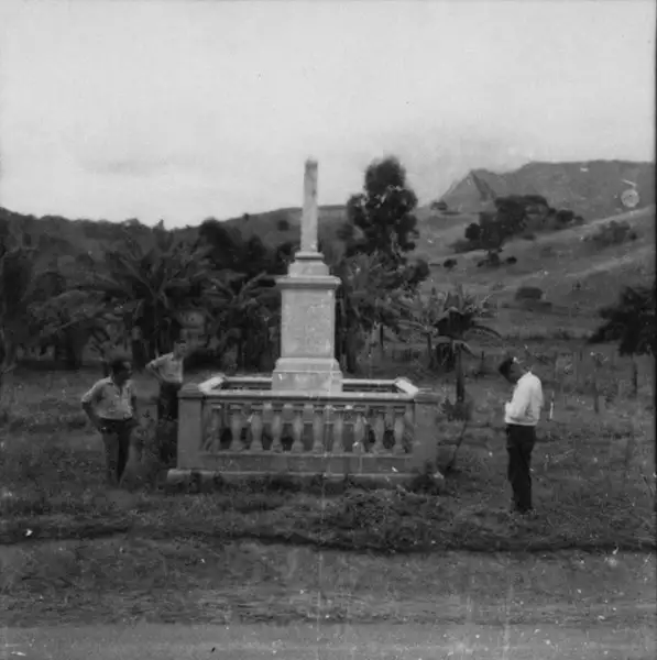Foto 3: Monumento na estrada que liga Dona Euzébia a Guidoval (MG)