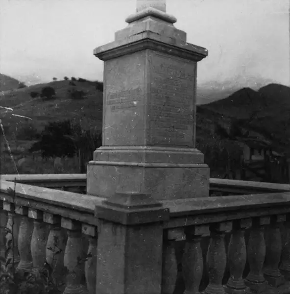 Foto 4: Dizeres do monumento na estrada que liga Dona Euzébia a Guidoval (MG)