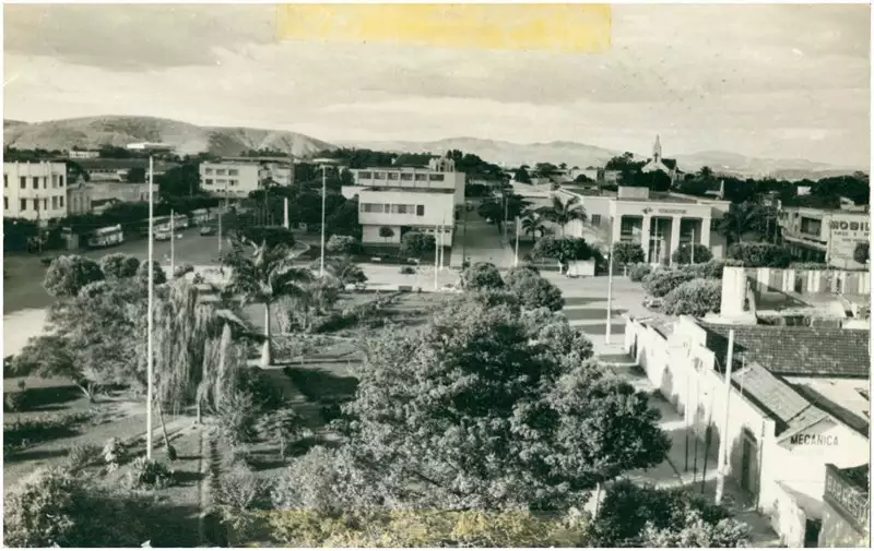 Foto 49: Praça do XX Aniversário : vista panorâmica da cidade : Governador Valadares, MG