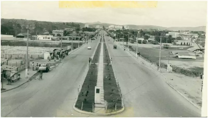 Foto 50: Avenida Juscelino Kubitschek : [vista panorâmica da cidade] : Governador Valadares, MG