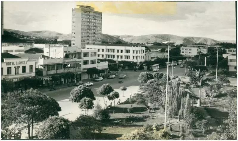 Foto 52: Praça do XX Aniversário : Rua Marechal Floriano : vista panorâmica da cidade : Governador Valadares, MG
