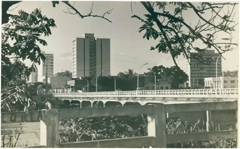 Foto 64: Ponte de São Raimundo : vista parcial da cidade : Governador Valadares, MG