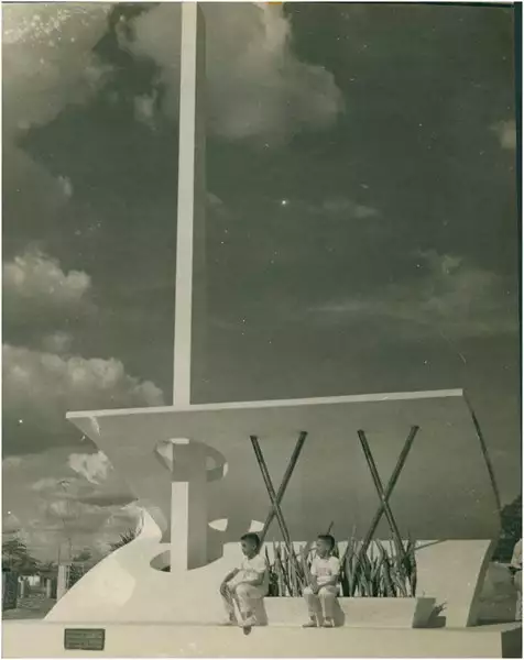 Foto 88: Monumento do XX Aniversário : Governador Valadares, MG