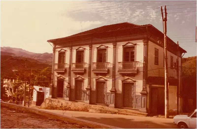 Foto 3: [Casa Paroquial] Monsenhor José Lopes dos Santos : Itabira (MG)