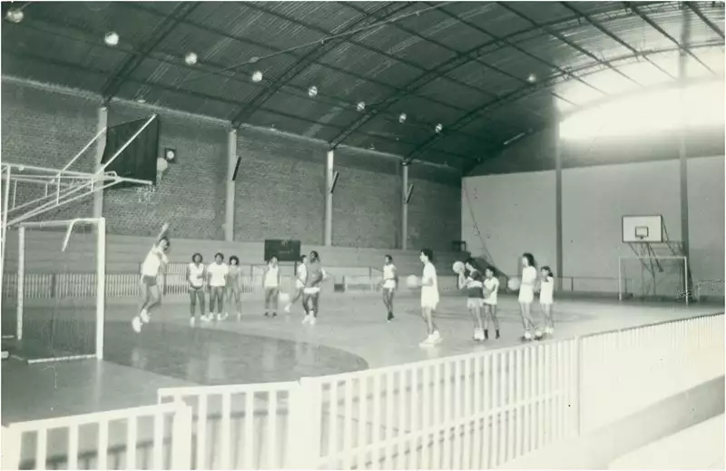 Foto 7: [Vista interna do Ginásio de Esportes do Centro Esportivo Israel Pinheiro] : Itabira (MG)