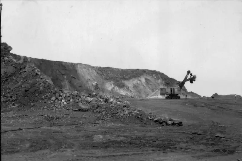 Foto 92: Extração de minério de ferro : município de Itabira