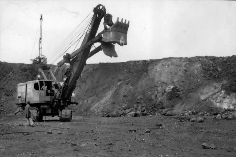 Foto 103: Extração de minério de ferro : município de Itabira