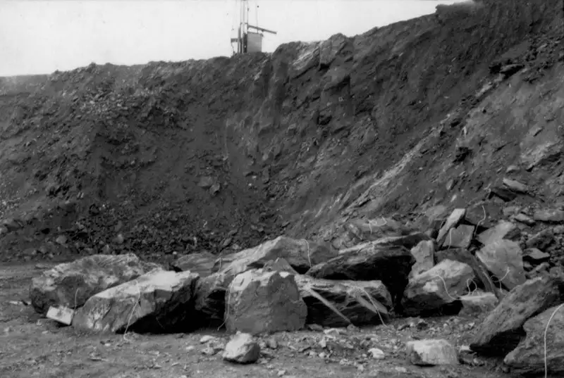 Foto 114: Blocos a serem dinamitados para a extração de minério de ferro : município de Itabira