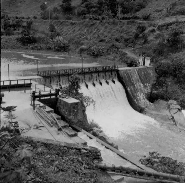 Foto 42: Barragem do rio da 1ª usina hidro-elétrica da América do Sul (MG)